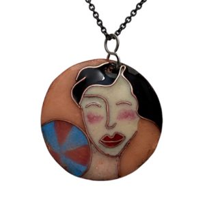 Mujer con pelota en la playa